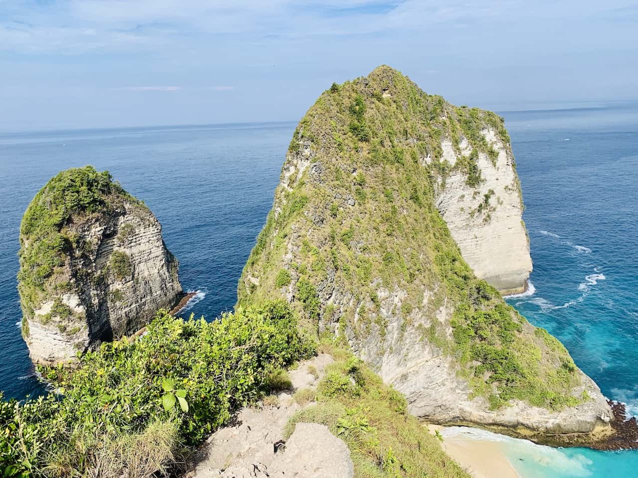 a-kelingking-beach-nusa-penida-overview-secret-point-t-rex-beach