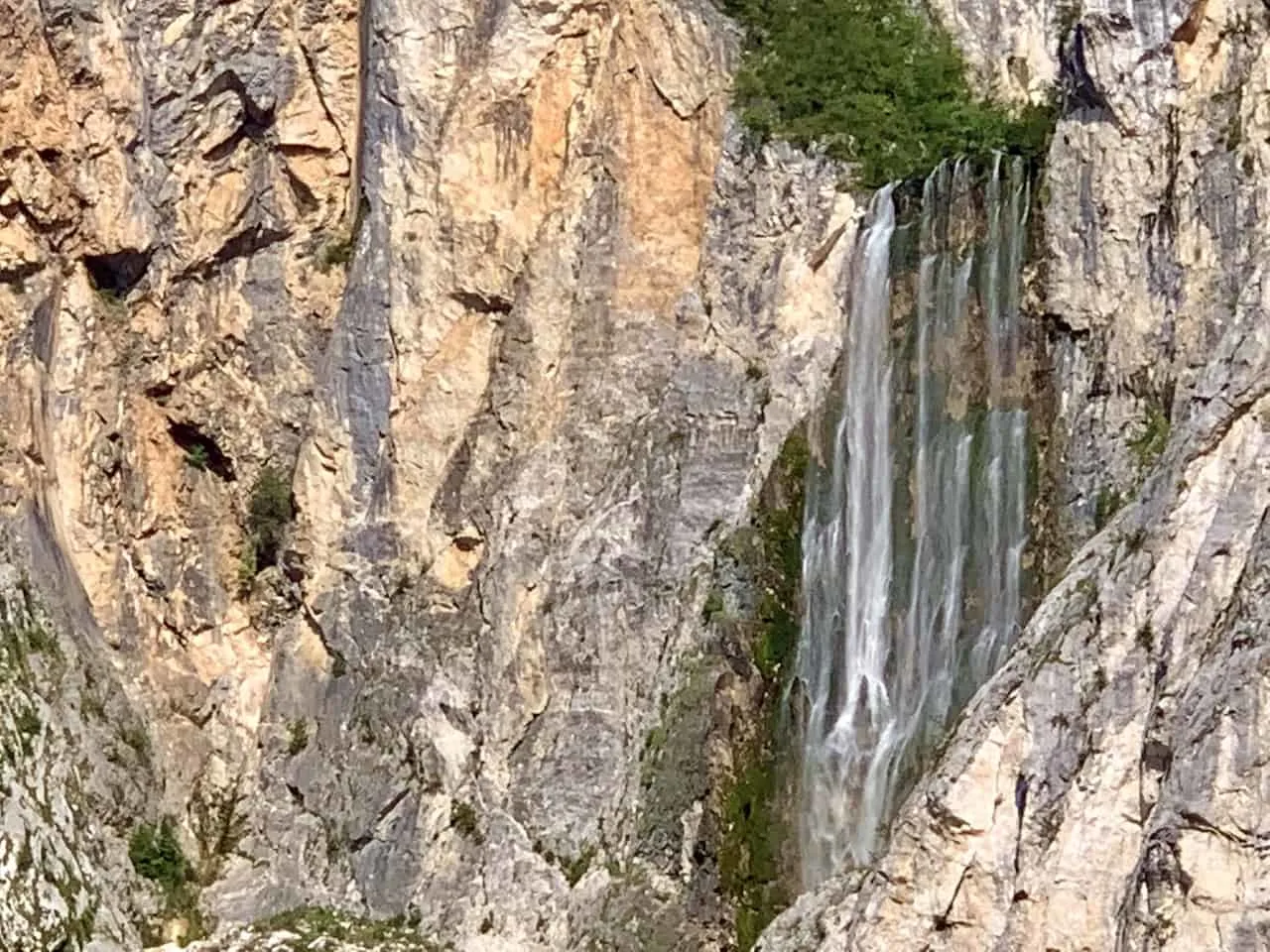 Boka Waterfall Zoom